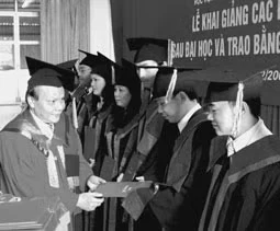 Trao bằng thạc sĩ báo chí tại Học viện — ảnh đăng năm 2007